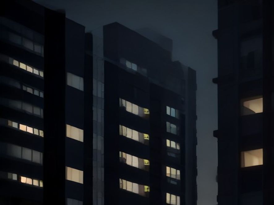 A cinematic and photorealistic 8k image showing a dark, suffocating residential apartment complex during a heatwave at night, with windows illuminated only by the dim, flickering light of emergency flashlights, contrasting with the silence of a massive power grid failure, dramatic atmosphere, high contrast, sharp details.